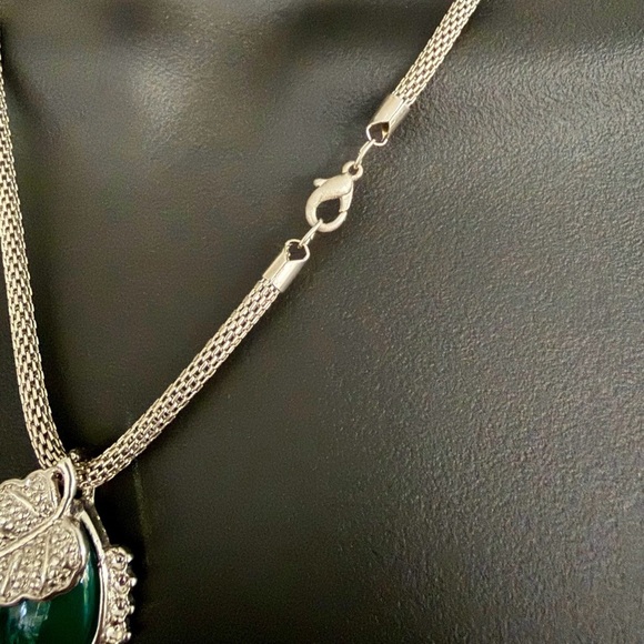Pretty Silver Necklace w/ Green Stone and Silver Leaf Pendant 🍃 - Picture 5 of 5